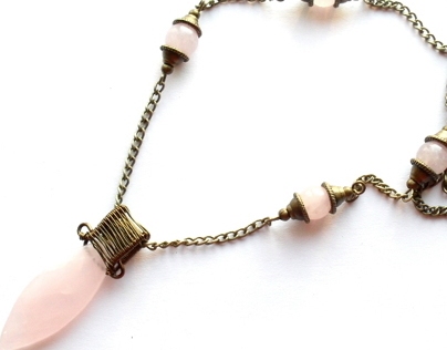 Necklace with rose quartz