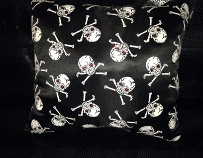 Skull pillow set