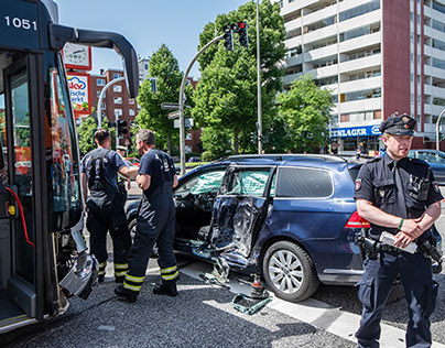 2014-06-10 Linienbus fährt in Pkw – mehrere Verletzte