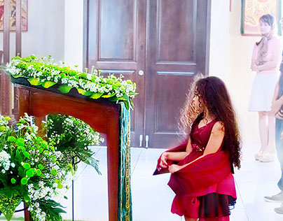 a Girl before Altar | Photography
