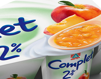 Complet strained yogurt with fruit pieces
