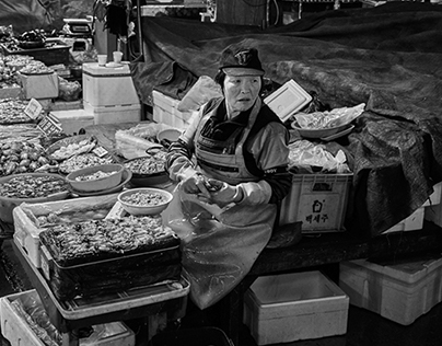The Wonderful Women of Seoul's Fish Market