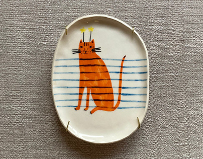 Gato em prato de cerâmica