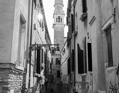 Narrow alleys in Venice