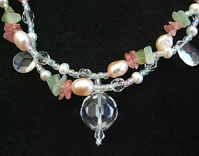Multi-bead gem and pearl necklace design
