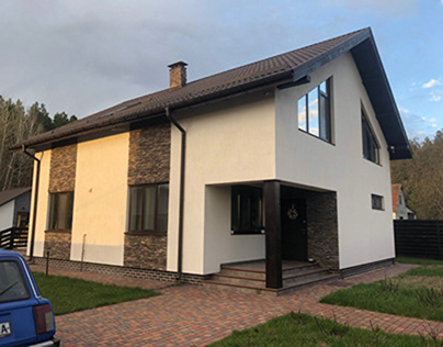 HOUSE IN THE VILLAGE OF ZDVIZHEVKA