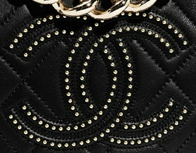 Piazzamento borchie logo Chanel