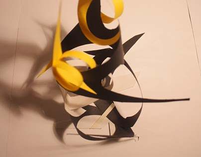 escultura de cartulina amarilla