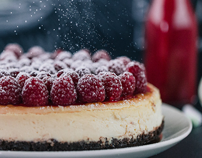 Cheesecake with a raspberry sauce