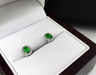 Diamond earring with emerald stone