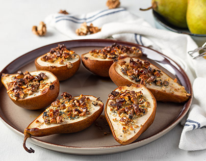 Baked pears with blue cheese and walnuts