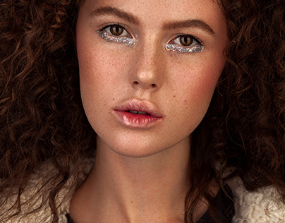 Curly freckles girl/Natural portrait
