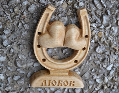 Horseshoe carving with two hearts-Option 2