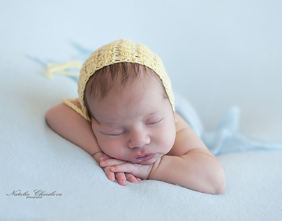 Shooting a newborn on a monophonic background