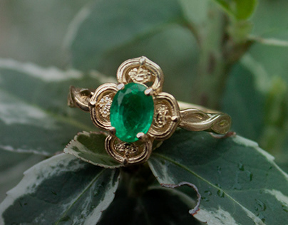 Victorian ring with an emerald
