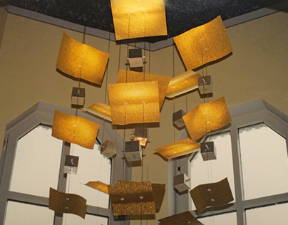 „Golden Flying Leaves and Cubes, Installation“