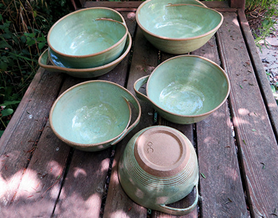Ceramic organic-shaped bowls with a handle