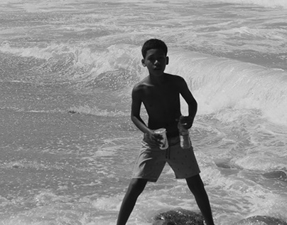 Pequeno menino na praia