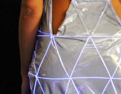 Création d'une robe en plastique à partir de croquis.