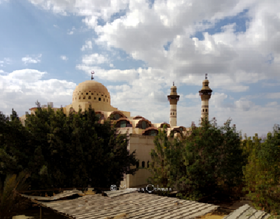 قبة عتيقة مشجرة
A mosque in the middle of the sky