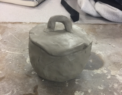 Pinch pot with fitted lid