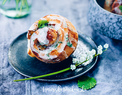 Rhubarb rolls with melissa flavoured icing