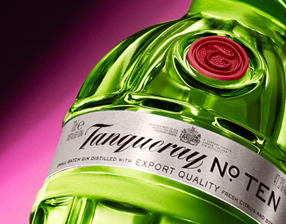 Tanqueray Nº10 on a pink background