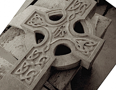 Beeldhouwwerk: Keltisch Kruis in hardsteen, 8 foto's