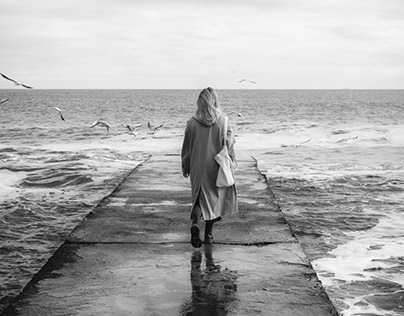 Anya walk by the sea