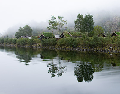 Neblina en Gudvangen, Noruega.