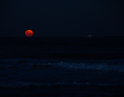 lua vermelha na praia do moçambique