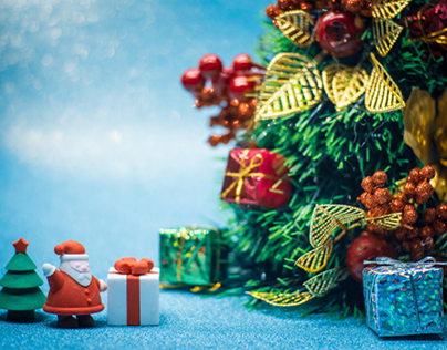 santa-claus-dolls-and-christmas-tree-and-gift-box