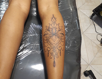 Desenho com tema indiano tatuado na perna