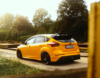 Yellow Ford Focus St MK3