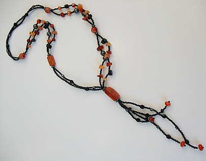 Carnelian agate, hematite, chalcedony, lasso necklace.