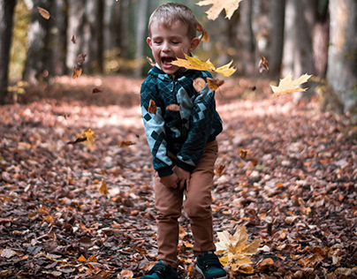 Мальчик в осеннем лесу