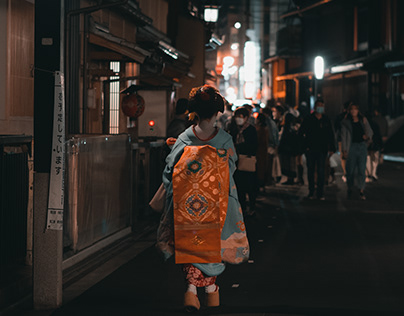 AUTUMN IN KYOTO Gion Street Shot