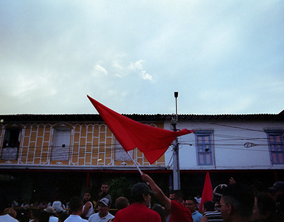 Santa Barbara vestida de rojo en época electoral