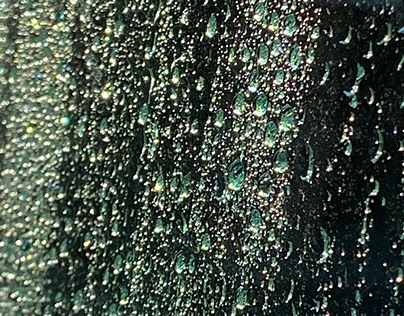 Vetro bagnata con riflesso verde.