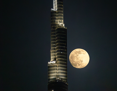 The moon and Burj Khalifa