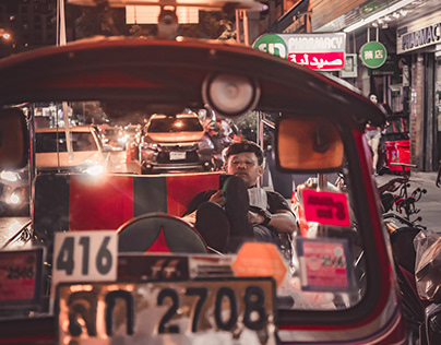 Taxista esperando viajeros para su Tuk Tuk