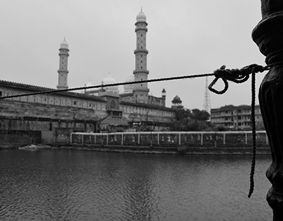 Tajul Masjid India's largest mosque.