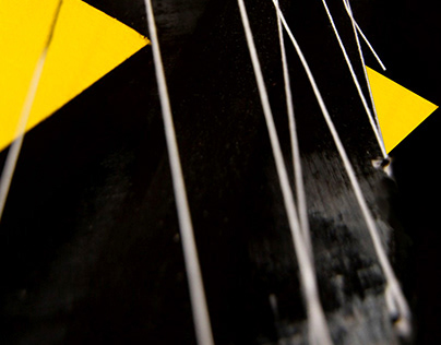 Composition abstraite triangles jaunes sur fond noir
