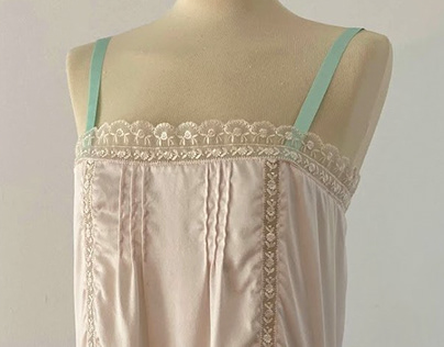 c.1920 Vestuário Interior Feminino