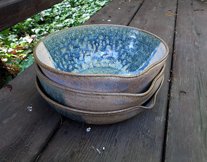 Ceramic bowls with spout