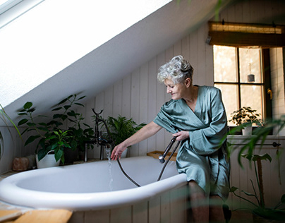 What type of tub is best for seniors?