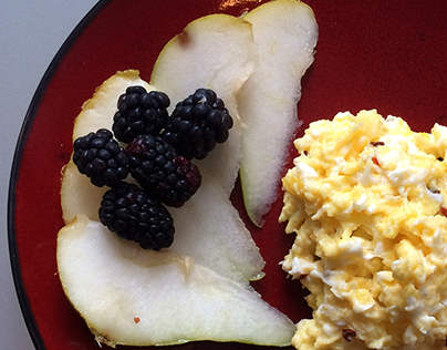 Scramble with Pear slices and Blackberries