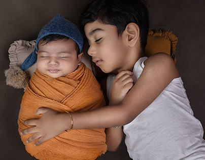 Sibling Snuggle Photos in Newborn Photography