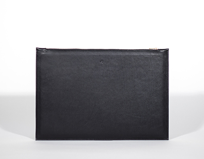 LEATHER HARD POUCHES/
Handmade in France.
