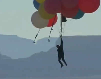Aktionskünstler fliegt mit Ballons